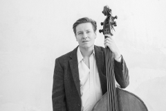 Peter Vuust stående med bas